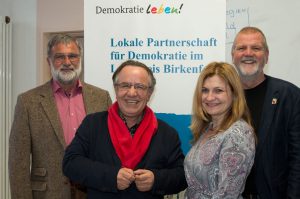 Gruppenbild mit Gerold Lofi, Stefan Worst, Marina Ljalko und Jochen Hartloff vor dem Banner des Programms Demokratie Leben