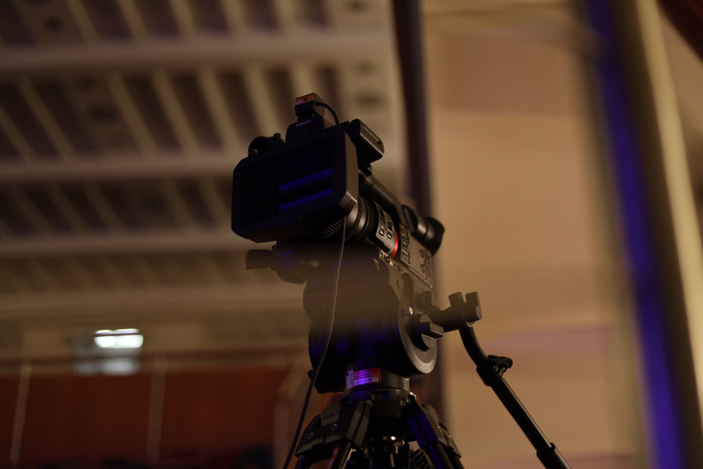 Eine Videokamera auf einem Stativ