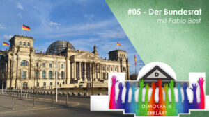 Man sieht den Bundestag von schräg vorne fotografiert - daneben das Logo von Demokratie erklärt mit vielen bunten Armen die wie Säulen ein Dach zu halten scheinen - darüber der Titel der Folge: Demokratie erklärt: #05 - Der Bundesrat mit Fabio Best