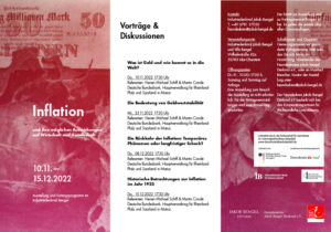 Flyer zur Ausstellung, darauf finden sich die Kontaktdaten, Öffnungszeiten, Logos, dargestellt ist unter anderem eine Inflationsbanknote in Höhe von 50 Millionen Mark