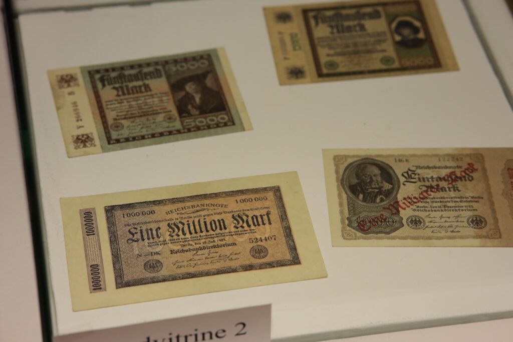 Reichsbanknoten über eine Million Mark, fünftausend Mark, eintausend Mark - auf dieser wurde "Eine Milliarde Mark" aufgestempelt.