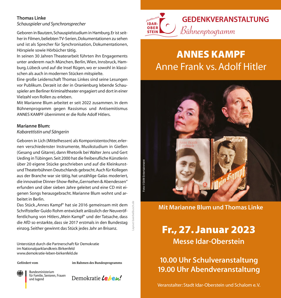 Flyer zur Veranstaltung. Man sieht auf der ersten Seite eine Frau und einen Mann, die Frau hält das Buch von Anne Frank in die Kamera, der Mann das Buch "Mein Kampf"