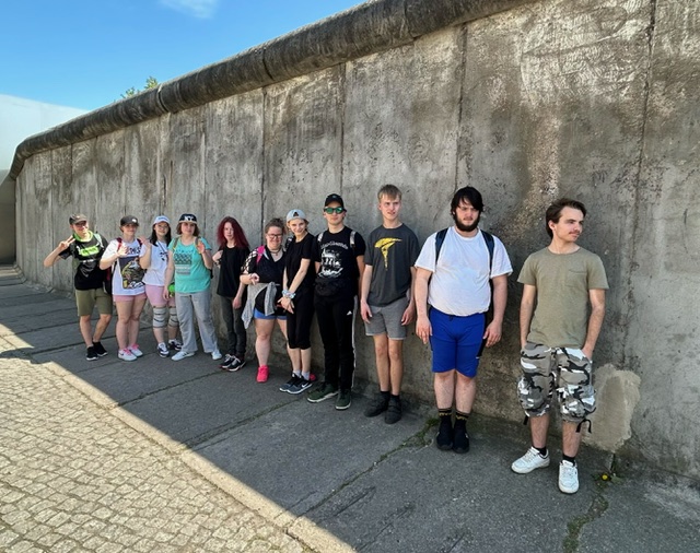 Die Jugendgruppe an einem Teil der ehemaligen Mauer in Berlin.