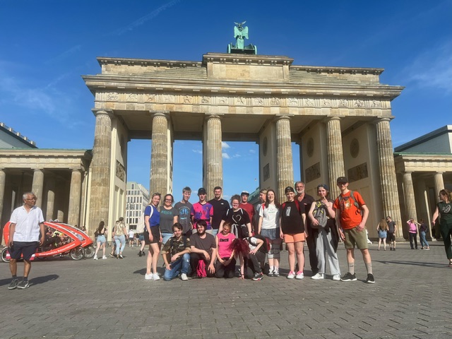 Die Jugendgruppe steht vor dem Brandenburger Tor in Berlin.